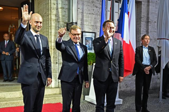 02 September 2026, Thuringia, Weimar: German Minister of Foreign Affairs Johann Wadephul (C) wlcomes his French counterpart, Jean-Noel Barrot (L) and Poland's Radoslaw Sikorski (2nd R) in Weimar. The foreign ministers of Germany, France, and Poland are meeting in Weimar on Wednesday and Thursday as part of the Weimar Triangle. Photo: Michael Brandt/dpa
