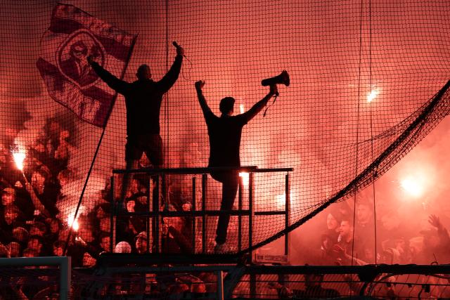 02 September 2026, Lower Saxony, Osnabrueck: Osnabrueck fans set off fireworks in the stands during the German Cup (DFB Pokal) first round soccer match between VfL Osnabrueck and FC Bayern Munich at the Stadion an der Bremer Bruecke. Photo: David Ebener/dpa - IMPORTANT NOTICE: Bundesliga and DFB regulations prohibit any use of photographs as image sequences and/or quasi-video.