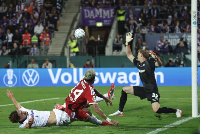02 September 2026, Lower Saxony, Osnabrueck: Osnabrueck's Jonas Krumrey blocks a shot by Bayern Munich's Luis Diaz during the German Cup (DFB Pokal) first round soccer match between VfL Osnabrueck and FC Bayern Munich at the Stadion an der Bremer Bruecke. Photo: David Ebener/dpa - IMPORTANT NOTICE: Bundesliga and DFB regulations prohibit any use of photographs as image sequences and/or quasi-video.