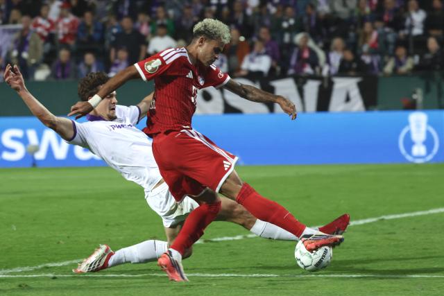 02 September 2026, Lower Saxony, Osnabrueck: Bayern Munich's Luis Diaz kicks the ball during the German Cup (DFB Pokal) first round soccer match between VfL Osnabrueck and FC Bayern Munich at the Stadion an der Bremer Bruecke. Photo: David Ebener/dpa - IMPORTANT NOTICE: Bundesliga and DFB regulations prohibit any use of photographs as image sequences and/or quasi-video.