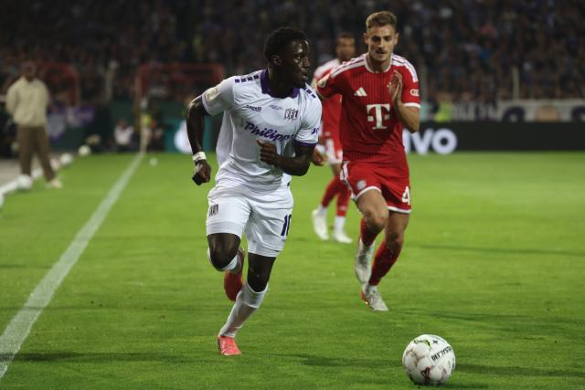 02 September 2026, Lower Saxony, Osnabrueck: Osnabrueck's Ismail Badjie and Bayern Munich's Josip Stanisic battle for the ball during the German Cup (DFB Pokal) first round soccer match between VfL Osnabrueck and FC Bayern Munich at the Stadion an der Bremer Bruecke. Photo: David Ebener/dpa - IMPORTANT NOTICE: Bundesliga and DFB regulations prohibit any use of photographs as image sequences and/or quasi-video.