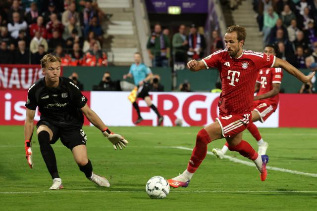 02 September 2026, Lower Saxony, Osnabrueck: Bayern Munich's Harry Kane in action against Osnabrueck goalkeeper Jonas Krumrey during the German Cup (DFB Pokal) first round soccer match between VfL Osnabrueck and FC Bayern Munich at the Stadion an der Bremer Bruecke. Photo: David Ebener/dpa - IMPORTANT NOTICE: Bundesliga and DFB regulations prohibit any use of photographs as image sequences and/or quasi-video.