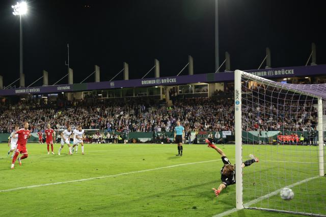 02 September 2026, Lower Saxony, Osnabrueck: Bayern Munich's Harry Kane scores his side's fourth goal during the German Cup (DFB Pokal) first round soccer match between VfL Osnabrueck and FC Bayern Munich at the Stadion an der Bremer Bruecke. Photo: David Ebener/dpa - IMPORTANT NOTICE: Bundesliga and DFB regulations prohibit any use of photographs as image sequences and/or quasi-video.