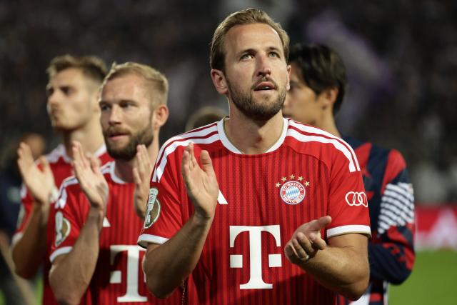 02 September 2026, Lower Saxony, Osnabrueck: Bayern Munich's Harry Kane applauds the fans after the German Cup (DFB Pokal) first round soccer match between VfL Osnabrueck and FC Bayern Munich at the Stadion an der Bremer Bruecke. Photo: David Ebener/dpa - IMPORTANT NOTICE: Bundesliga and DFB regulations prohibit any use of photographs as image sequences and/or quasi-video.