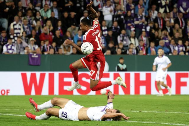 02 September 2026, Lower Saxony, Osnabrueck: Bayern Munich's Michael Olise and Osnabrueck's Robin Fabinski battle for the ball during the German Cup (DFB Pokal) first round soccer match between VfL Osnabrueck and FC Bayern Munich at the Stadion an der Bremer Bruecke. Photo: David Ebener/dpa - IMPORTANT NOTICE: Bundesliga and DFB regulations prohibit any use of photographs as image sequences and/or quasi-video.
