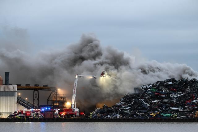 03 September 2026, Lower Saxony, Leer: The Meyer Werft shipyard fire department from Papenburg is on the scene in Leer with a high-capacity pump and its aerial rescue platform (B51-P / TM 51), which has a working height of 51 meters. Photo: Lars Penning/dpa