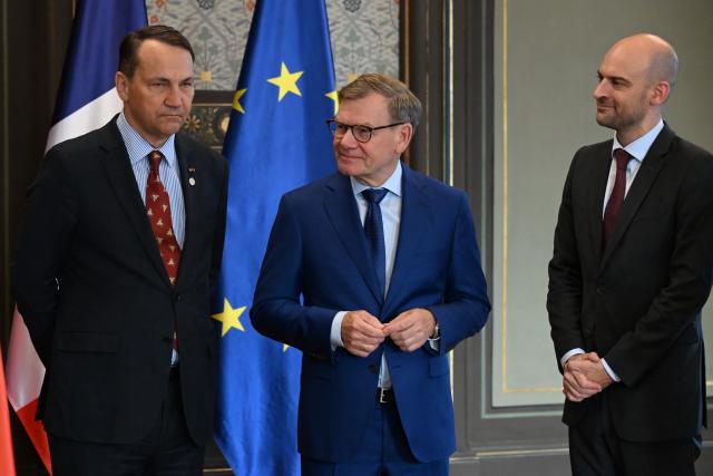 03 September 2026, Thuringia, Weimar: German Foreign Minister Johann Wadephul (C), Polish Foreign Minister Radoslaw Sikorski (L) and French Foreign Minister Jean-Noel Barrot meet in Weimar. Photo: Michael Brandt/dpa