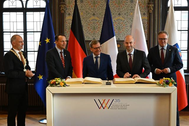 03 September 2026, Thuringia, Weimar: (L-R) Peter Kleine, Mayor of Weimar, Polish Foreign Minister Radoslaw Sikorski, German Foreign Minister Johann Wadephul, French Foreign Minister Jean-Noel Barrot, Thuringia's Minister-President and Mario Voigt, stand side by side as they sign the Golden Book of the City of Weimar. The foreign ministers of Germany, France, and Poland are meeting as part of the Weimar Triangle. Photo: Michael Brandt/dpa