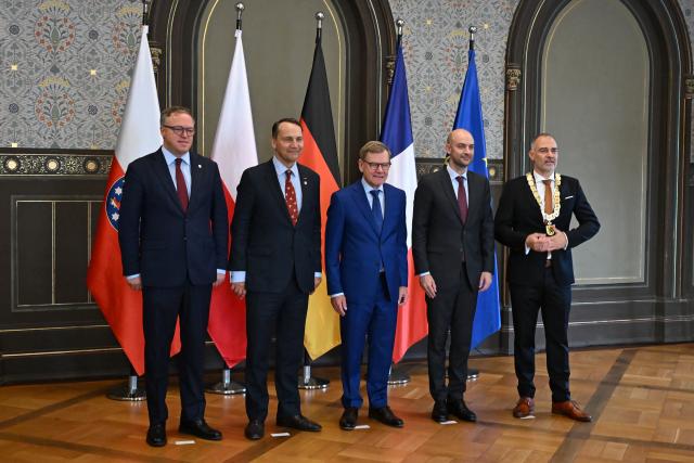 03 September 2026, Thuringia, Weimar: Peter Kleine, Mayor of Weimar, Polish Foreign Minister Radoslaw Sikorski, German Foreign Minister Johann Wadephul, French Foreign Minister Jean-Noel Barrot, Thuringia's Minister-President and Mario Voigt, stand side by side as they sign the Golden Book of the City of Weimar. The foreign ministers of Germany, France, and Poland are meeting as part of the Weimar Triangle. Photo: Michael Brandt/dpa