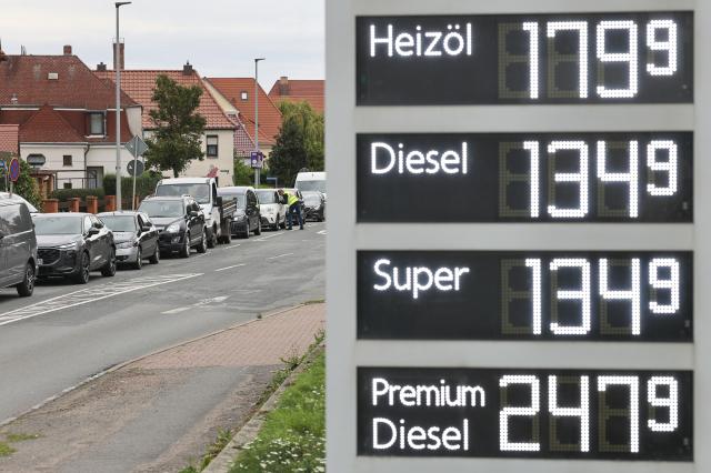 03 September 2026, Saxony-Anhalt, Lutherstadt Eisleben: An FDP member speaks to drivers stuck in traffic outside a gas station in Eisleben. The FDP organized a so-called "relief campaign" here as part of its campaign leading up to the state election on September 6. Photo: Jan Woitas/dpa