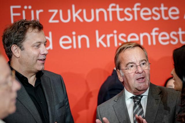 03 September 2026, Berlin: Lars Klingbeil (L), Federal Minister of Finance, Vice Chancellor, and SPD Federal Chairman, and Boris Pistorius (SPD), Federal Minister of Defense, are attending the closed-door meeting of the SPD parliamentary group in the Bundestag. Photo: Kay Nietfeld/dpa