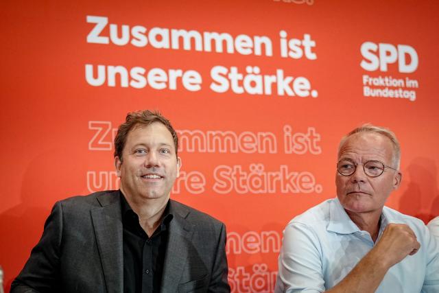 03 September 2026, Berlin: Lars Klingbeil (L), German Minister of Finance, Vice Chancellor, and SPD Federal Chairman, and Matthias Miersch, SPD parliamentary group leader, are attending the closed-door meeting of the SPD parliamentary group in the Bundestag. Photo: Kay Nietfeld/dpa