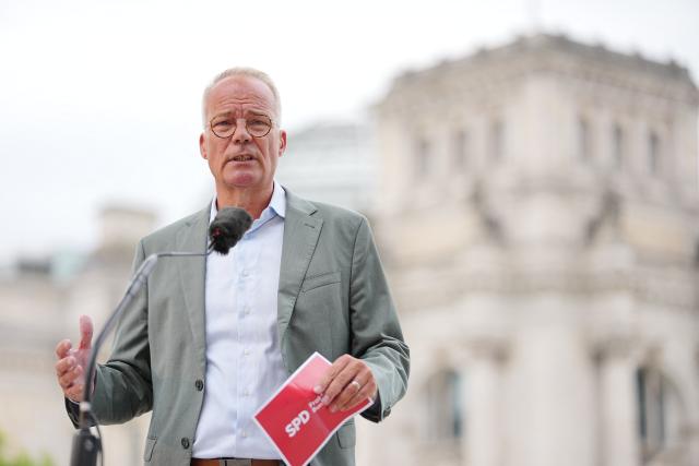 03 September 2026, Berlin: Matthias Miersch, SPD parliamentary group leader, makes a statement to the press at the start of the SPD parliamentary group's closed-door meeting near the Reichstag. Photo: Kay Nietfeld/dpa