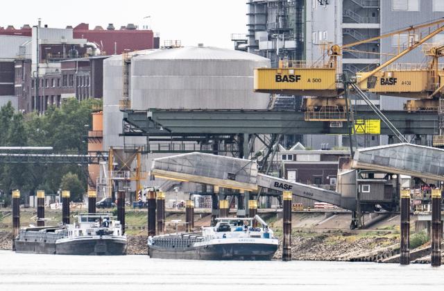 03 September 2026, Baden-Württemberg, Mannheim: Ships are sailing down the Rhine near the BASF plant. Water levels are expected to drop again in the coming weeks. Photo: Boris Roessler/dpa