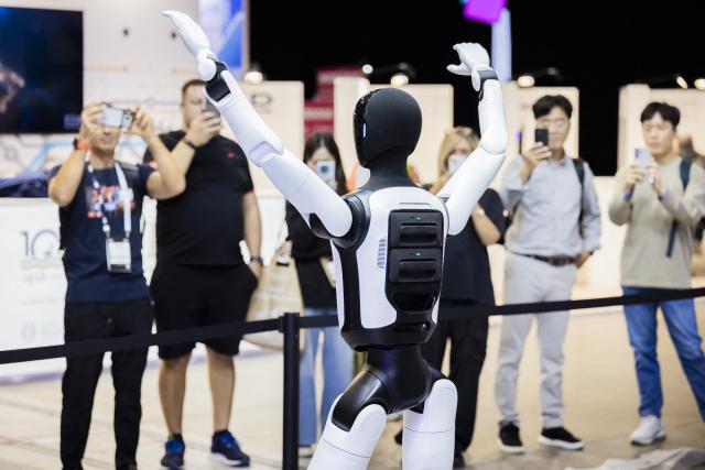 03 September 2026, Berlin: A robot dances at the Agibot booth during the second press day of the IFA 2026 electronics trade show. IFA 2026 takes place from Friday, September 4, 2026, through Tuesday, September 8, 2026. Photo: Christoph Soeder/dpa
