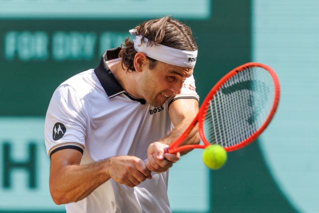 FILED - 20 June 2026, North Rhine-Westphalia, Halle (Westfalen): FILE PHOTO - USA's tennis player Taylor Fritz hits a backhand during the semifinal match against Germany's Alexander Zverev, at the ATP Halle Open. Photo: Friso Gentsch/dpa