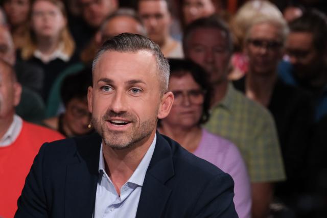 04 September 2026, Saxony-Anhalt, Magdeburg: Ulrich Siegmund, the Alternative for Germany (AfD)'s top candidate in the state election in Saxony-Anhalt, speaks with host Andreas Wunn on ZDF's morning show "moma vor der Wahl." The state election in Saxony-Anhalt will take place on September 6, 2026. Photo: Klaus-Dietmar Gabbert/dpa