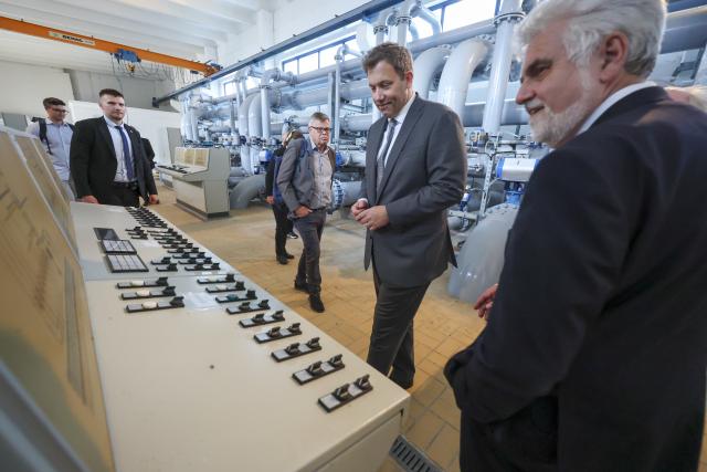 20 August 2026, Saxony-Anhalt, Halle (Saale): Armin Willingmann (R), Minister of Science, Energy, Climate Protection, and the Environment for Saxony-Anhalt, and German Minister of Finance Lars Klingbeil tour the Beesen water treatment plant. Photo: Jan Woitas/dpa