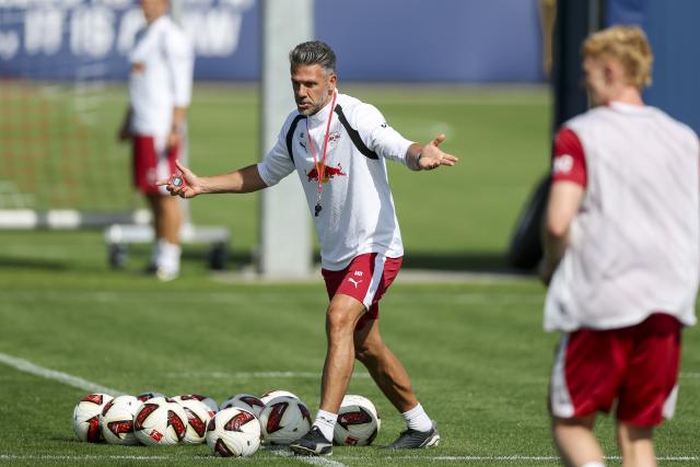 25 August 2026, Saxony, Leipzig: Leipzig coach Martin Demichelis leads the team's training session at Redbull Academy, ahead of Saturday's German Bundesliga soccer match against SV Werder Bremen. Photo: Jan Woitas/dpa - IMPORTANT NOTICE: In accordance with the regulations of the Bundesliga and the DFB (German Football Association), it is prohibited to use or allow the use of photographs taken in the stadium and/or during the game in the form of sequential images and/or video-like photo sequences.
