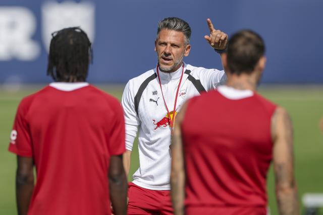 25 August 2026, Saxony, Leipzig: Leipzig coach Martin Demichelis leads the team's training session at Redbull Academy, ahead of Saturday's German Bundesliga soccer match against SV Werder Bremen. Photo: Jan Woitas/dpa - IMPORTANT NOTICE: In accordance with the regulations of the Bundesliga and the DFB (German Football Association), it is prohibited to use or allow the use of photographs taken in the stadium and/or during the game in the form of sequential images and/or video-like photo sequences.