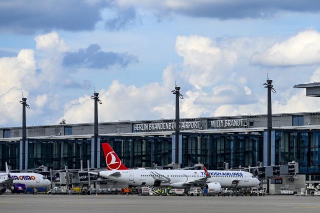 FILED - 01 September 2026, Brandenburg, Schoenefeld: FILE PHOTO - A Turkish Airlines plane is parked at BER, the capital's airport. Photo: Jens Kalaene/dpa