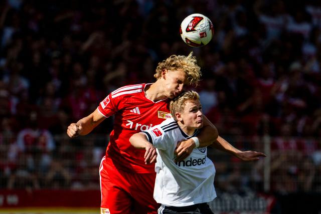 FILED - 29 August 2026, Berlin: Union Berlin's Leopold Querfeld (L) and Eintracht Frankfurt's Jonathan Burkardt battle for a header during the German Bundesliga soccer match between 1. FC Union Berlin and Eintracht Frankfurt at An der Alten Försterei. Photo: Julius Frick/dpa - WICHTIGER HINWEIS: Gemäß den Vorgaben der Bundesliga bzw. des DFB Deutscher Fußball-Bund ist es untersagt, in dem Stadion und/oder vom Spiel angefertigte Fotoaufnahmen in Form von Sequenzbildern und/oder videoähnlichen Fotostrecken zu verwerten bzw. verwerten zu lassen.