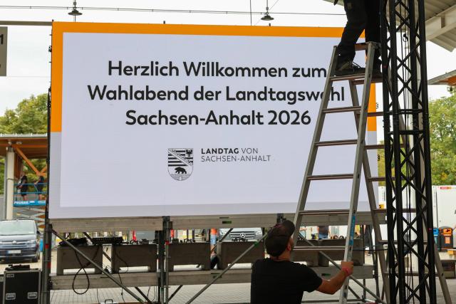 04 September 2026, Saxony-Anhalt, Magdeburg: Staff are setting up a video screen in front of the exhibition halls for the 2026 Saxony-Anhalt legislative election. Photo: Peter Gercke/dpa