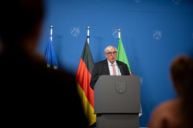 04 September 2026, North Rhine-Westphalia, Duesseldorf: North Rhine-Westphalia's Minister for Labor, Health and Social Affairs Karl-Josef Laumann speaks at a cabinet press conference about heat-related protective measures in the health and long-term care sectors. Photo: Fabian Strauch/dpa