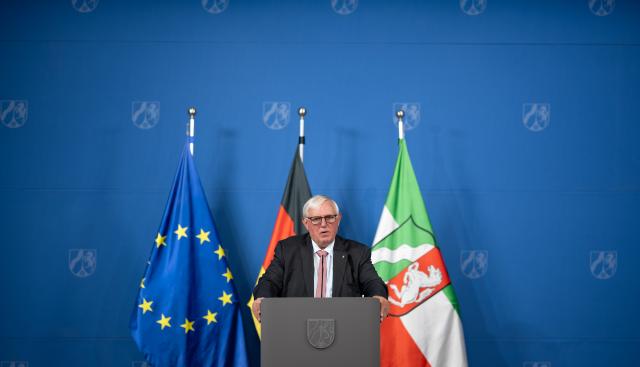 04 September 2026, North Rhine-Westphalia, Duesseldorf: North Rhine-Westphalia's Minister for Labor, Health and Social Affairs Karl-Josef Laumann speaks at a cabinet press conference about heat-related protective measures in the health and long-term care sectors. Photo: Fabian Strauch/dpa