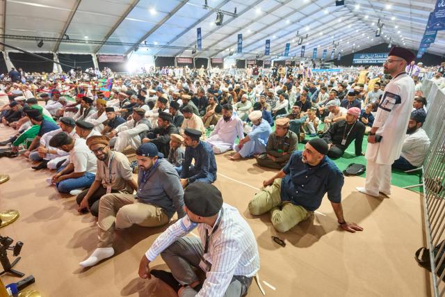 04 September 2026, Rhineland-Palatinate, Mendig: Numerous Muslims gather for the 50th anniversary of the Jalsa Salana, the annual gathering of the German Ahmadiyya community. The Jalsa Salana is taking place at the Mendig airfield where members of the Ahmadiyya Muslim Jamaat (AMJ) community are gathering there to pray together, share ideas, eat, and spend time together. Photo: Thomas Frey/dpa