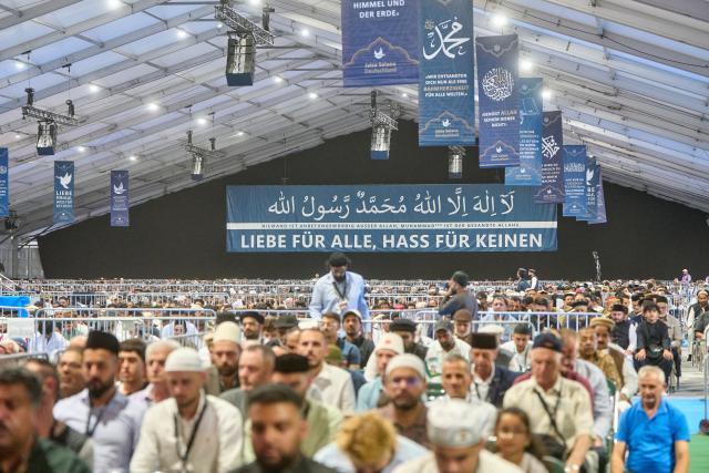 04 September 2026, Rhineland-Palatinate, Mendig: Numerous Muslims gather for the 50th anniversary of the Jalsa Salana, the annual gathering of the German Ahmadiyya community. The Jalsa Salana is taking place at the Mendig airfield where members of the Ahmadiyya Muslim Jamaat (AMJ) community are gathering there to pray together, share ideas, eat, and spend time together. Photo: Thomas Frey/dpa