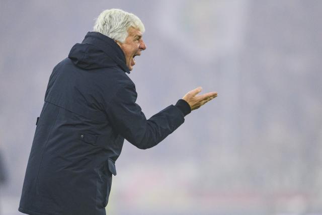 FILED - 06 November 2024, Baden-Wuerttemberg, Stuttgart: FILE PHOTO - Bergamo coach Gian Piero Gasperini gestures on the touchline during the UEFA Champions League soccer match between VfB Stuttgart and Atalanta Bergamo at MHPArena. Roma coach Gasperini praised Atalanta's strength ahead of their Serie A clash on Saturday, stressing that the match will be a true test of his team's capabilities. Photo: Tom Weller/dpa