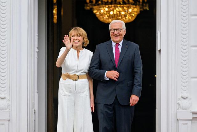 04 September 2026, North Rhine-Westphalia, Bonn: German President Frank-Walter Steinmeier (R) and his wife Elke Buedenbender arrive at the public celebration in the garden of Villa Hammerschmidt. Photo: Henning Kaiser/dpa