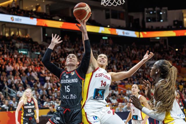 04 September 2026, Berlin: Germany's Luisa Geiselsoeder (C-L) and Spain's Raquel Carrera (C-R) battle for the ball during the FIBA Women's Basketball World Cup preliminary round Group A basketball match between Spain and Germany. Photo: Andreas Gora/dpa