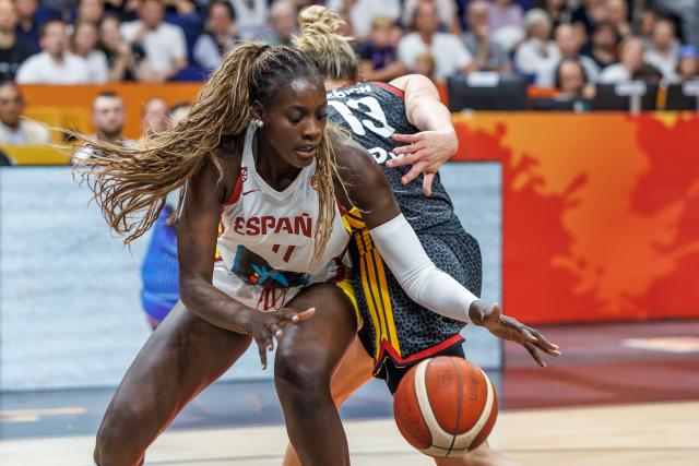 04 September 2026, Berlin: Germany's Leonie Fiebich and Spain's Awa Fam battle for the ball during the FIBA Women's Basketball World Cup preliminary round Group A basketball match between Spain and Germany. Photo: Andreas Gora/dpa