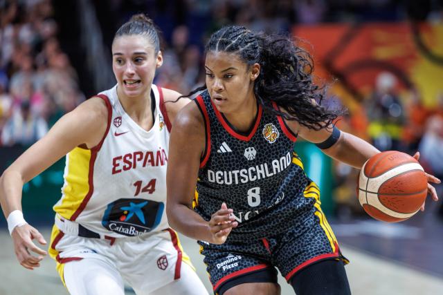 04 September 2026, Berlin: Spain's Raquel Carrera (L) and Germany's Nyara Sabally battle for the ball during the FIBA Women's Basketball World Cup preliminary round Group A basketball match between Spain and Germany. Photo: Andreas Gora/dpa