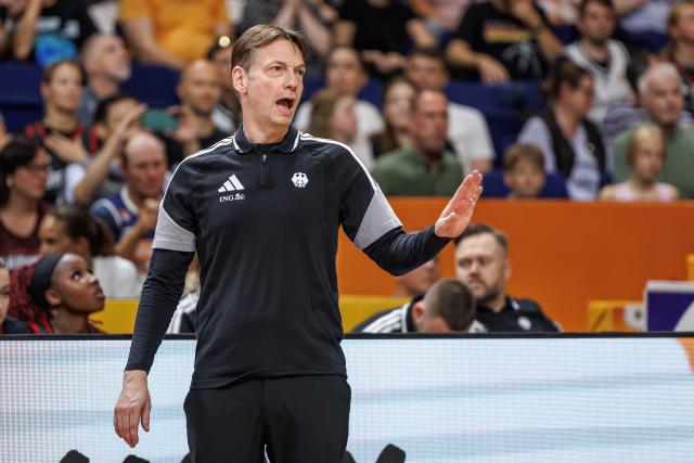 04 September 2026, Berlin: Germany coach Olaf Lange gestures on the sidelines during the FIBA Women's Basketball World Cup preliminary round Group A basketball match between Spain and Germany. Photo: Andreas Gora/dpa