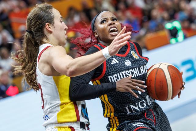 04 September 2026, Berlin: Spain's Alicia Florez and Germany's Alexis Peterson battle for the ball during the FIBA Women's Basketball World Cup preliminary round Group A basketball match between Spain and Germany. Photo: Andreas Gora/dpa