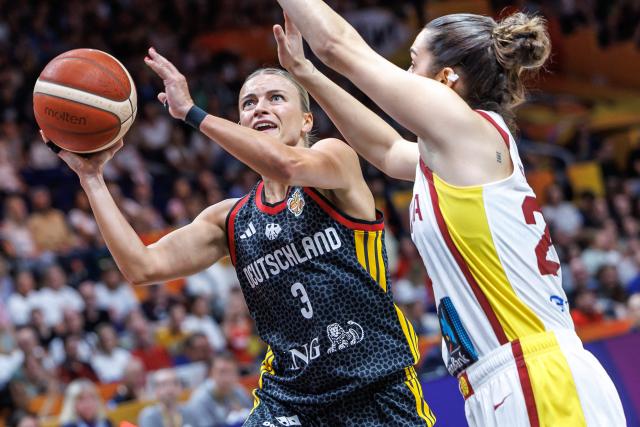 04 September 2026, Berlin: Spain's Paula Ginzo (R) and Germany's Alexandra Wilke battle for the ball during the FIBA Women's Basketball World Cup preliminary round Group A basketball match between Spain and Germany. Photo: Andreas Gora/dpa