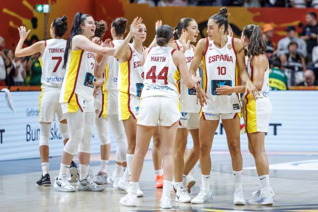 04 September 2026, Berlin: Spain players celebrate their victory in the FIBA Women's Basketball World Cup preliminary round Group A match against Germany. Photo: Andreas Gora/dpa