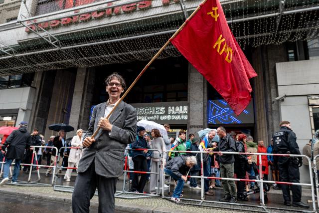 04 September 2026, Berlin: People take part in a BSW demonstration in front of the Russian House under the slogan "Bridges Instead of Walls: In Support of the Russian House and the Goethe-Institutes in Russia". Photo: Fabian Sommer/dpa
