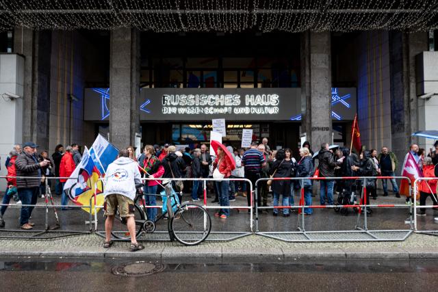 04 September 2026, Berlin: People take part in a BSW demonstration in front of the Russian House under the slogan "Bridges Instead of Walls: In Support of the Russian House and the Goethe-Institutes in Russia". Photo: Fabian Sommer/dpa