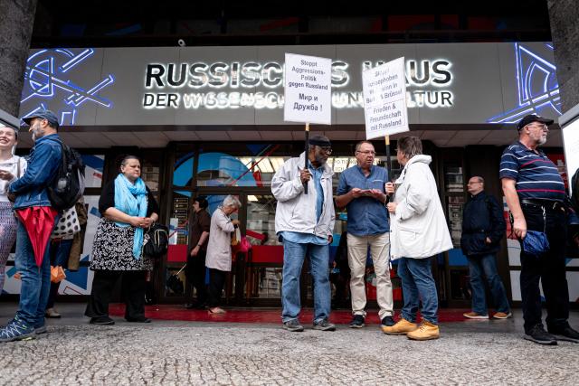 04 September 2026, Berlin: People take part in a BSW demonstration in front of the Russian House under the slogan "Bridges Instead of Walls: In Support of the Russian House and the Goethe-Institutes in Russia". Photo: Fabian Sommer/dpa