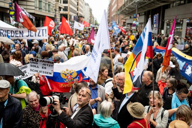04 September 2026, Berlin: People take part in a BSW demonstration in front of the Russian House under the slogan "Bridges Instead of Walls: In Support of the Russian House and the Goethe-Institutes in Russia". Photo: Fabian Sommer/dpa