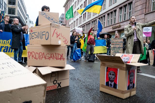 04 September 2026, Berlin: People take part in a BSW demonstration in front of the Russian House under the slogan "Bridges Instead of Walls: In Support of the Russian House and the Goethe-Institutes in Russia". Photo: Fabian Sommer/dpa