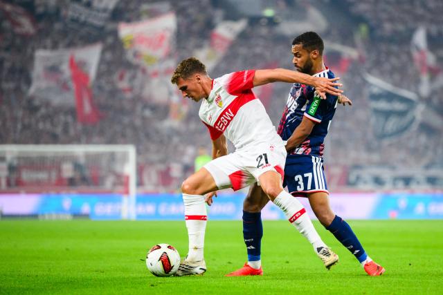 04 September 2026, Baden-Wuerttemberg, Stuttgart: Stuttgart's Grischa Proemel (L) and Cologne's Linton Maina battle for the ball during the German Bundesliga soccer match between VfB Stuttgart and 1. FC Koeln, at MHPArena. Photo: Tom Weller/dpa - IMPORTANT NOTICE: In accordance with the regulations of the Bundesliga and the DFB (German Football Association), it is prohibited to use or allow the use of photographs taken in the stadium and/or during the game in the form of sequential images and/or video-like photo series.