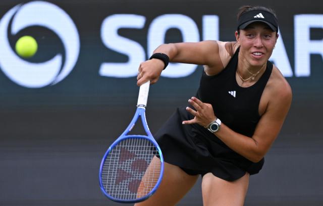 FILED - 27 June 2025, Hesse, Bad Homburg: FILE PHOTO - US tennis player Jessica Pegula in action against Czech Republic's Linda Noskova during their women's singles semifinal match of the Bad Homburg Open Tennis Tournament. Photo: Arne Dedert/dpa