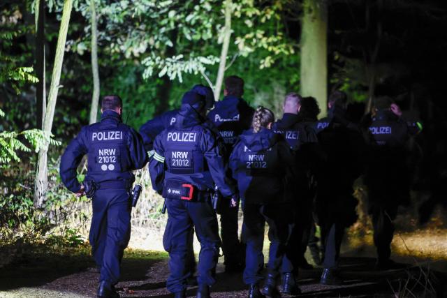 04 September 2026, North Rhine-Westphalia, Niederzier: German police officers search for the suspect in the adjacent Hambach Forest. According to North Rhine-Westphalia (NRW) Interior Minister Herbert Reul, police raided the suspect's vehicle in connection with several acts of sabotage against the German power grid. Photo: Thomas Banneyer/dpa