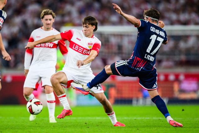 04 September 2026, Baden-Wuerttemberg, Stuttgart: Stuttgart's Leo Sauer (C) and Cologne's Alessio Castro-Montes (R) battle for the ball during the German Bundesliga soccer match between VfB Stuttgart and 1. FC Koeln, at MHPArena. Photo: Tom Weller/dpa - IMPORTANT NOTICE: In accordance with the regulations of the Bundesliga and the DFB (German Football Association), it is prohibited to use or allow the use of photographs taken in the stadium and/or during the game in the form of sequential images and/or video-like photo series.