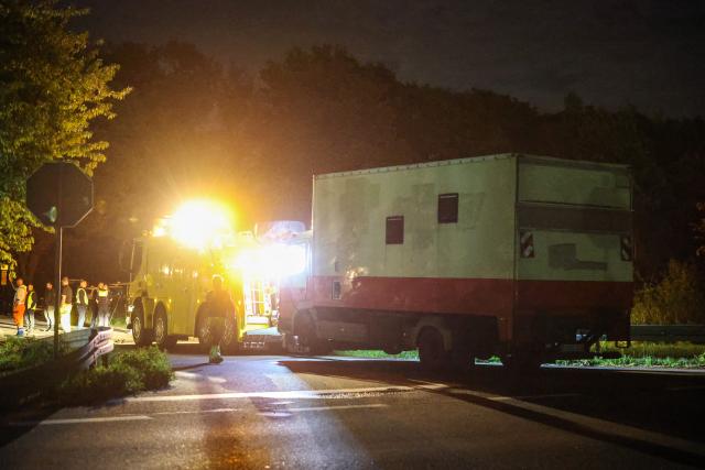 05 September 2026, North Rhine-Westphalia, Niederzier: A suspect's truck was picked up by a towing service from a parking lot in Niederzier and taken to police headquarters in Cologne. Police are continuing their intensive search for a man suspected of carrying out acts of sabotage against the German power grid. Photo: Christoph Reichwein/dpa
